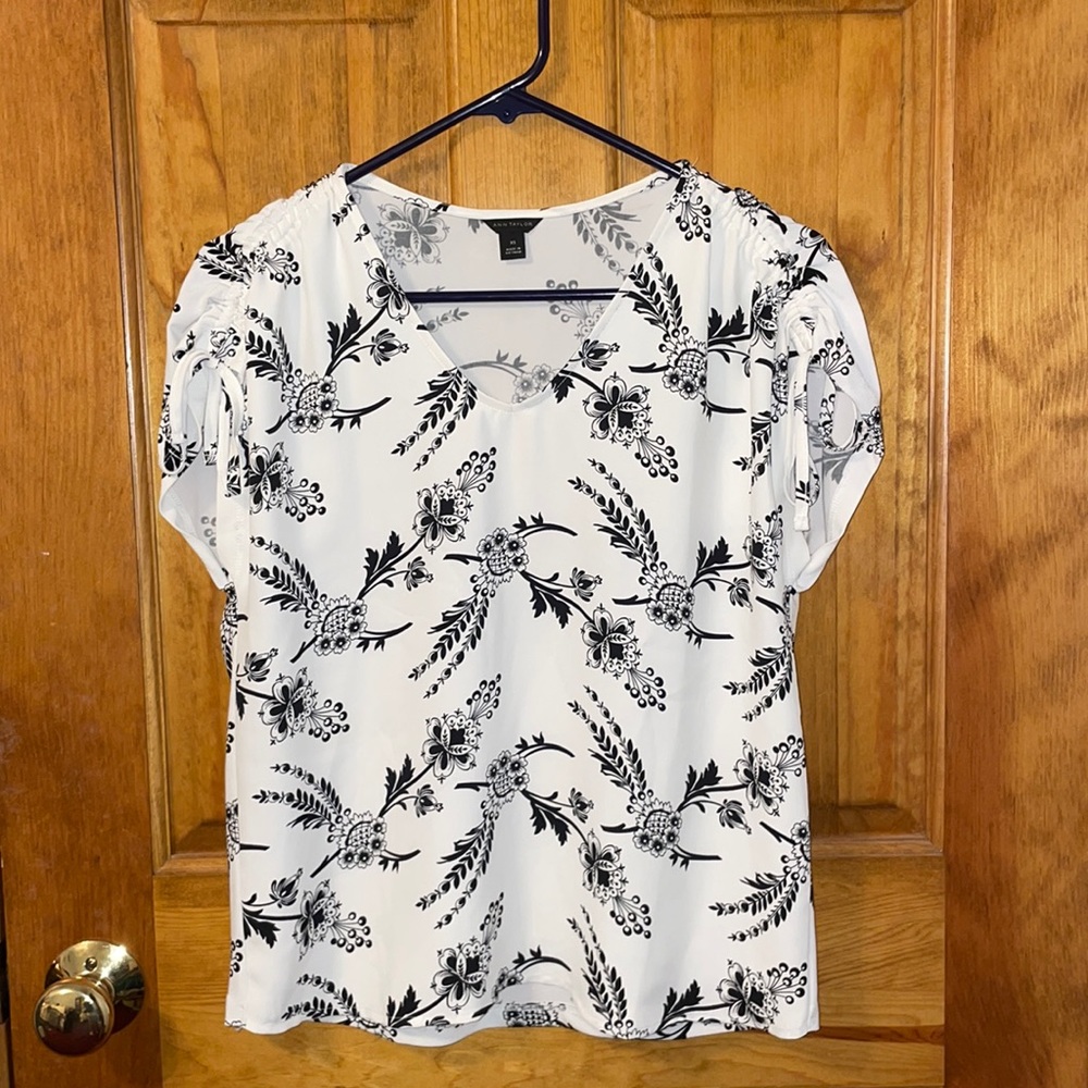 Patterned polyester Ann Taylor blouse